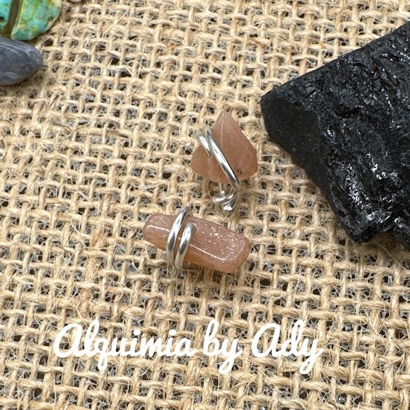 Dainty peach moonstone silver stud earrings - Picture 1 of 1